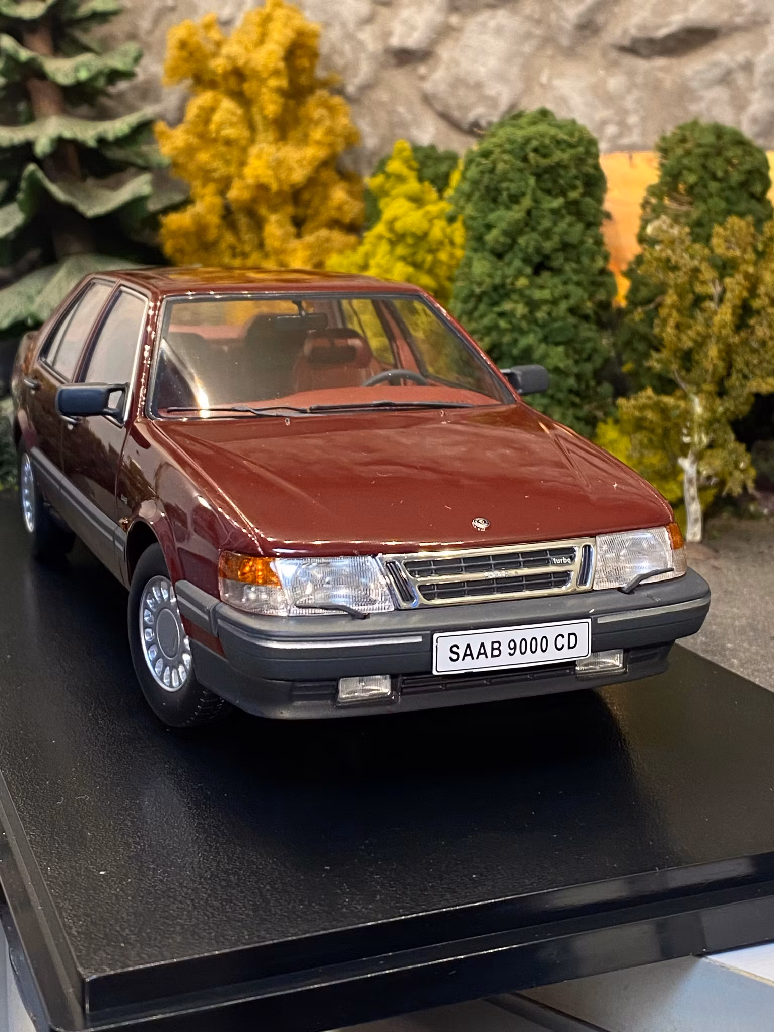 Skala 1/18 SAAB 9000 CD Turbo, Dark red Metallic fr Triple9 Collection