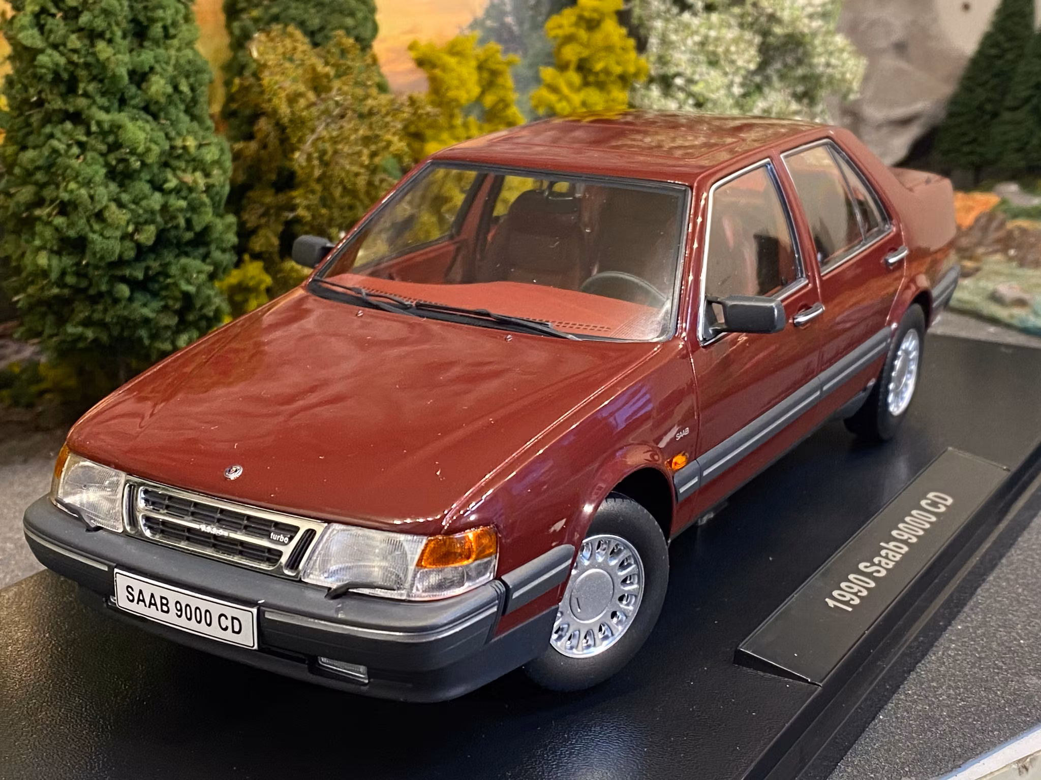 Skala 1/18 SAAB 9000 CD Turbo, Dark red Metallic fr Triple9 Collection