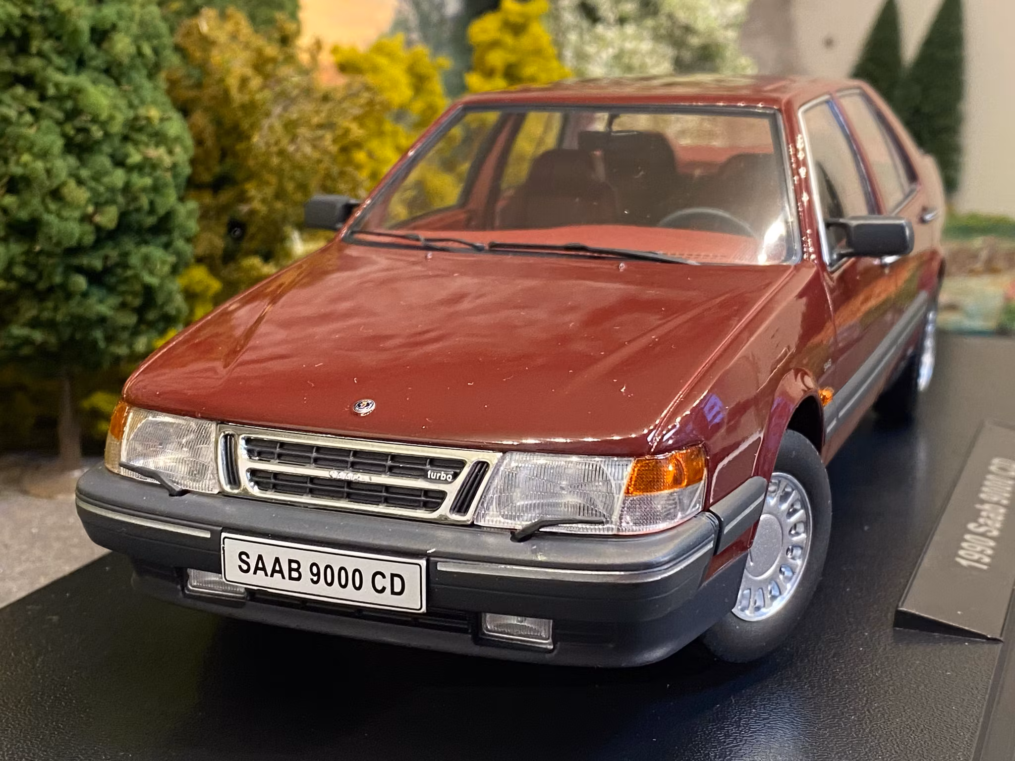 Skala 1/18 SAAB 9000 CD Turbo, Dark red Metallic fr Triple9 Collection