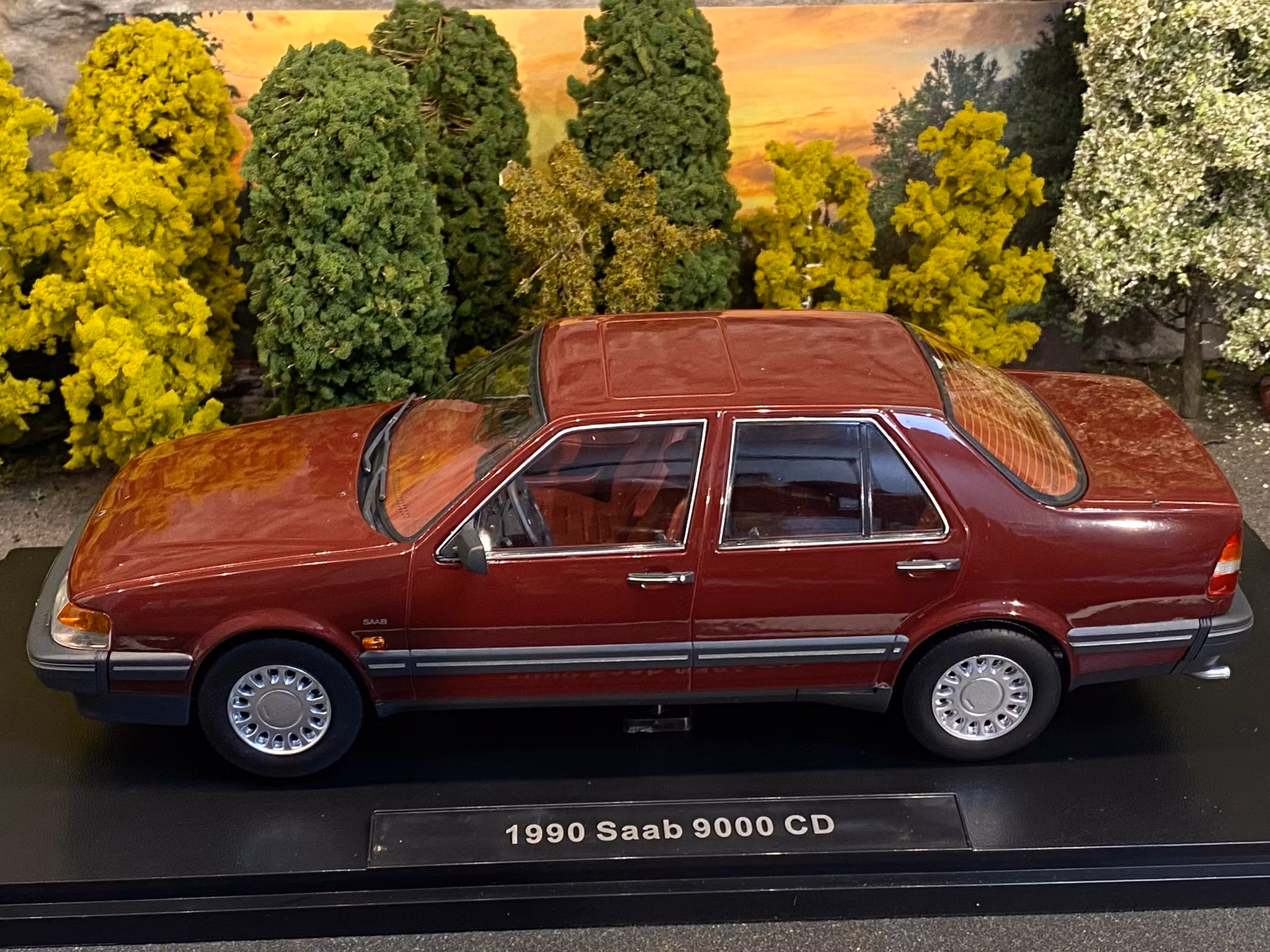 Skala 1/18 SAAB 9000 CD Turbo, Dark red Metallic fr Triple9 Collection