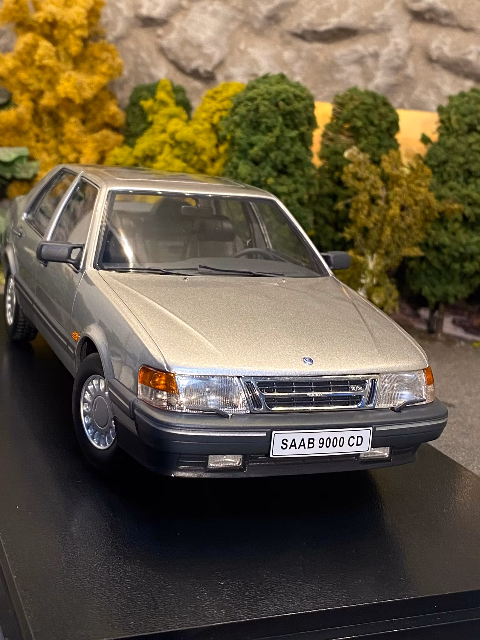 Skala 1/18 SAAB 9000 CD Turbo, Silver metallic fr Triple9 Collection