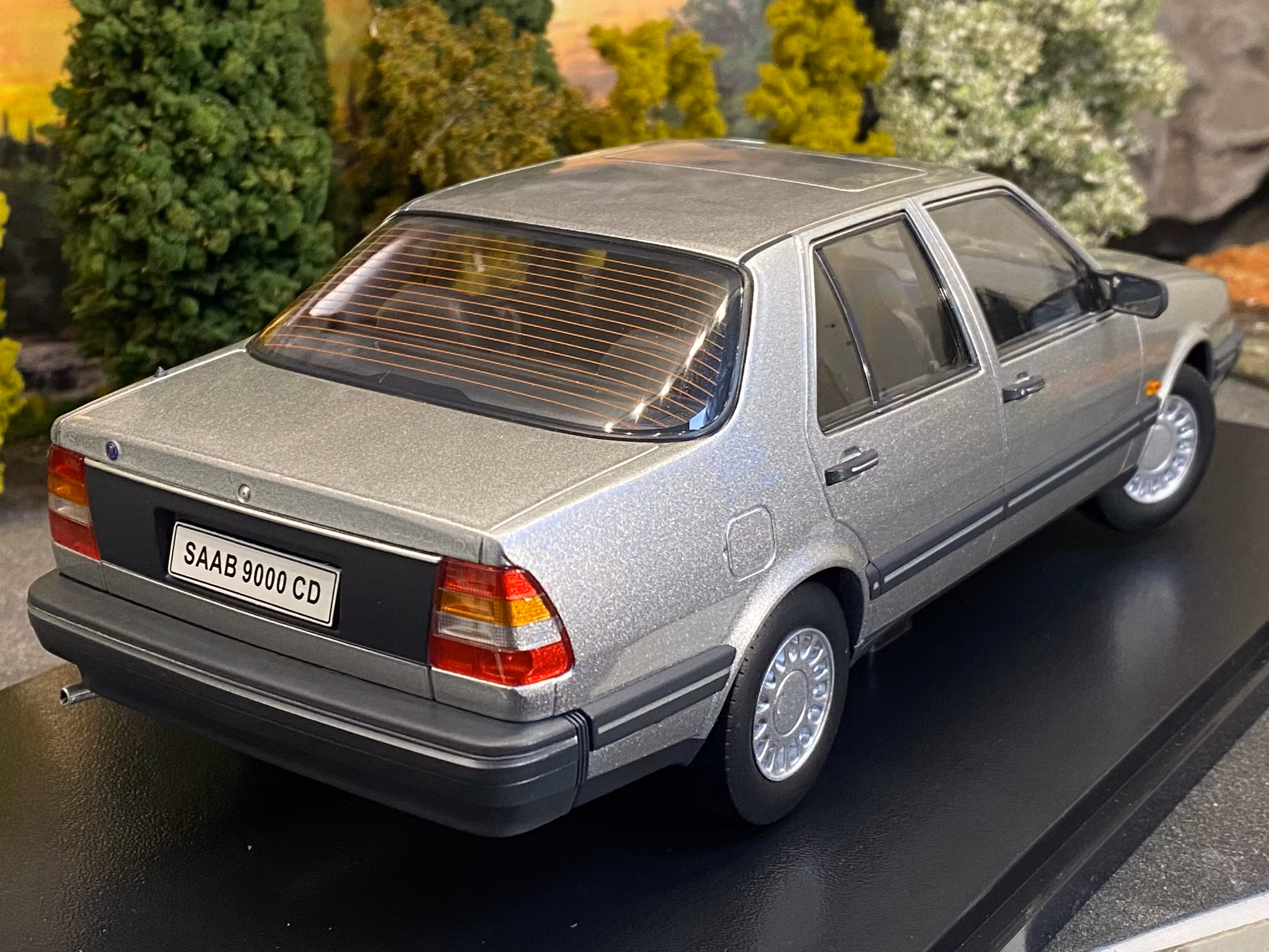 Skala 1/18 SAAB 9000 CD Turbo, Silver metallic fr Triple9 Collection