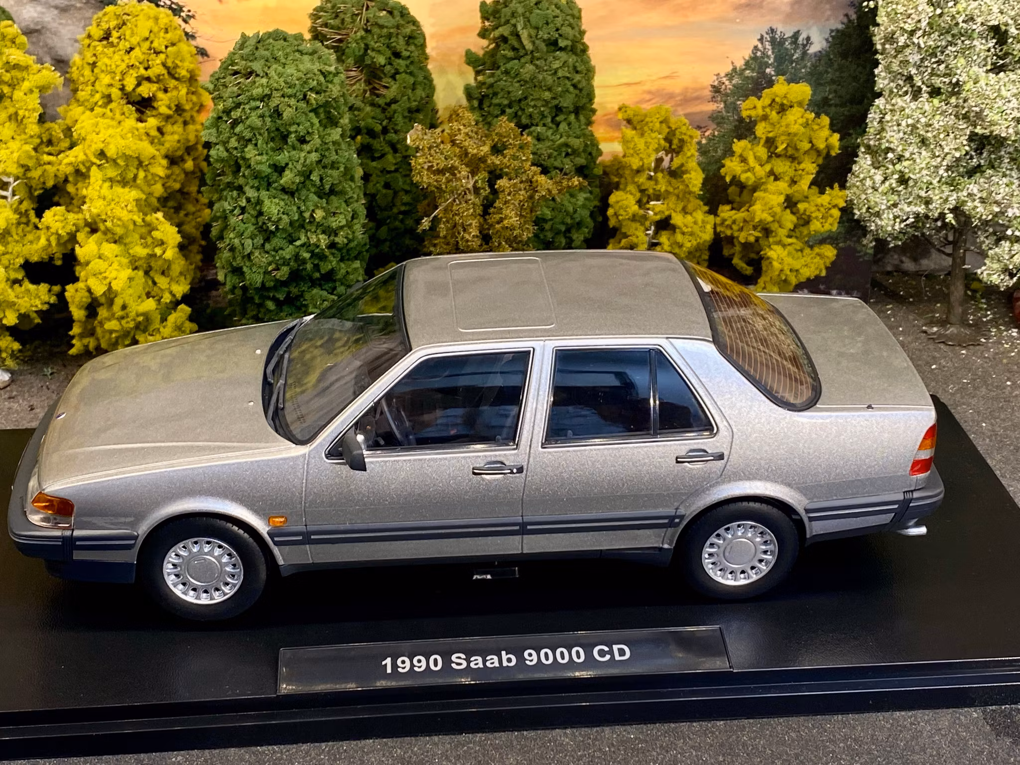 Skala 1/18 SAAB 9000 CD Turbo, Silver metallic fr Triple9 Collection