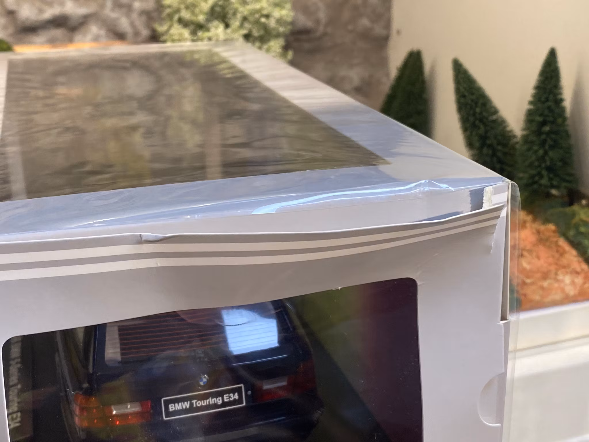 Skala 1/18 BMW 5-series Touring E34 96' Techno Violet met fr Triple9 Collection