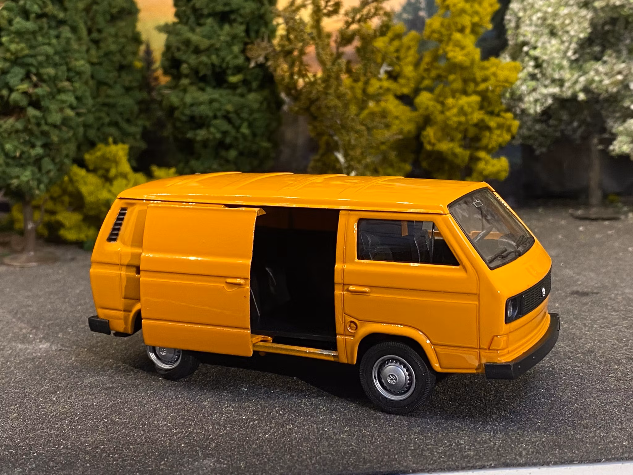 Skala 1/36 Volkswagen Buss T3, Orange fr Nex models / Welly