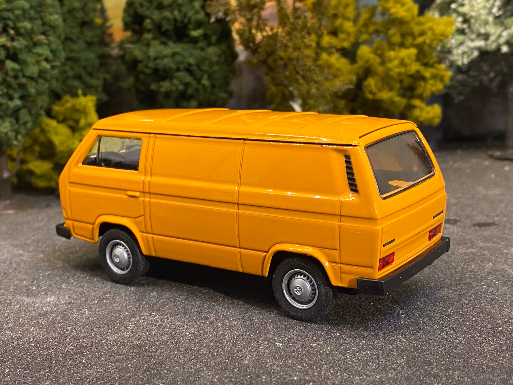 Skala 1/36 Volkswagen Buss T3, Orange fr Nex models / Welly