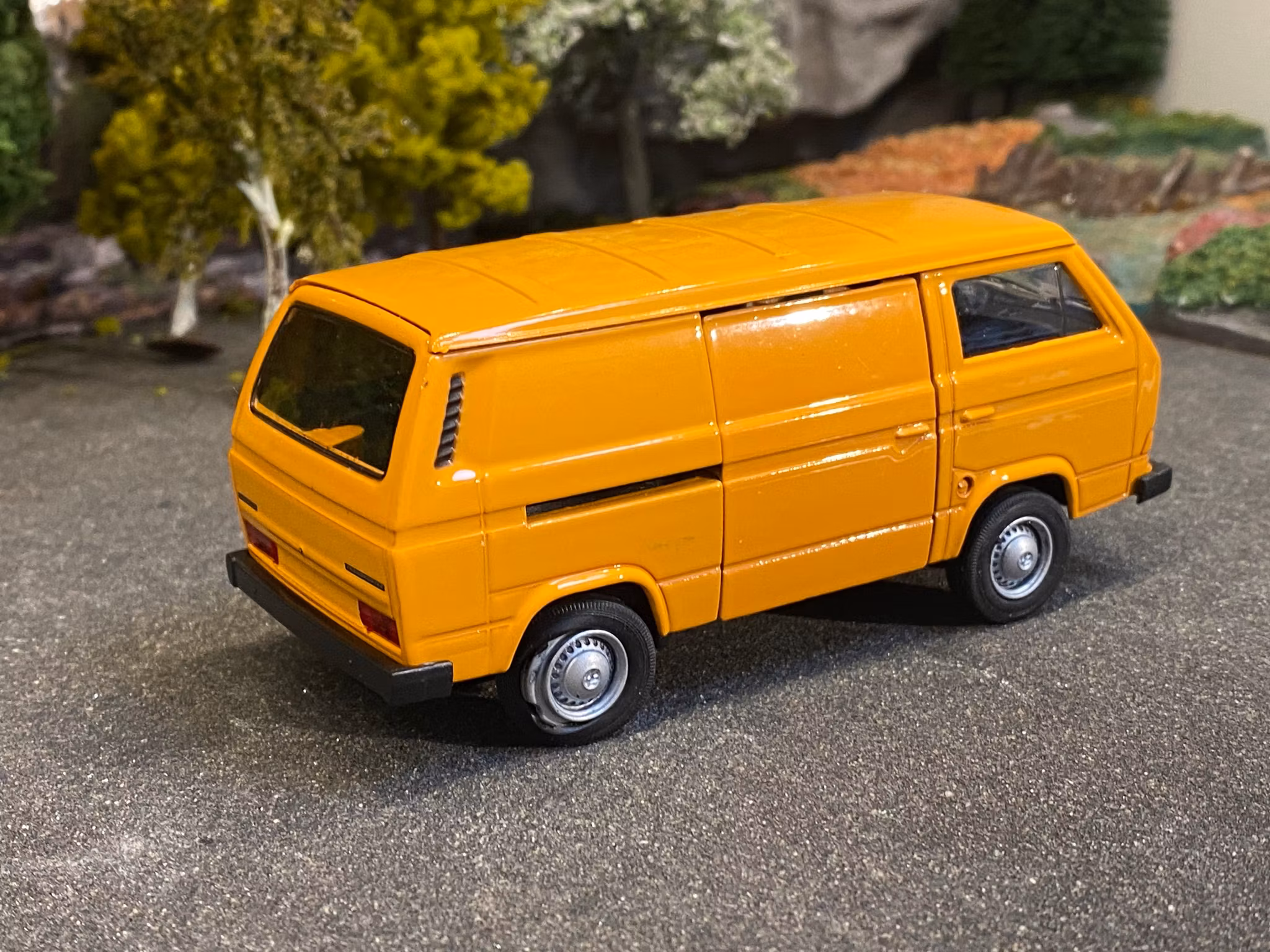 Skala 1/36 Volkswagen Buss T3, Orange fr Nex models / Welly