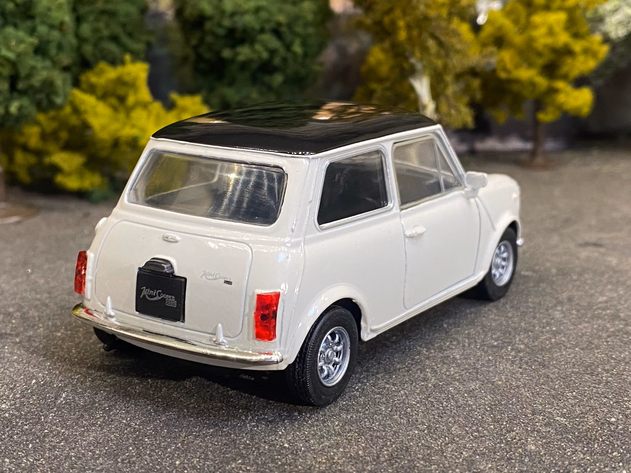 Skala 1/29 Mini Cooper 1300, White w black roof fr Nex models / Welly