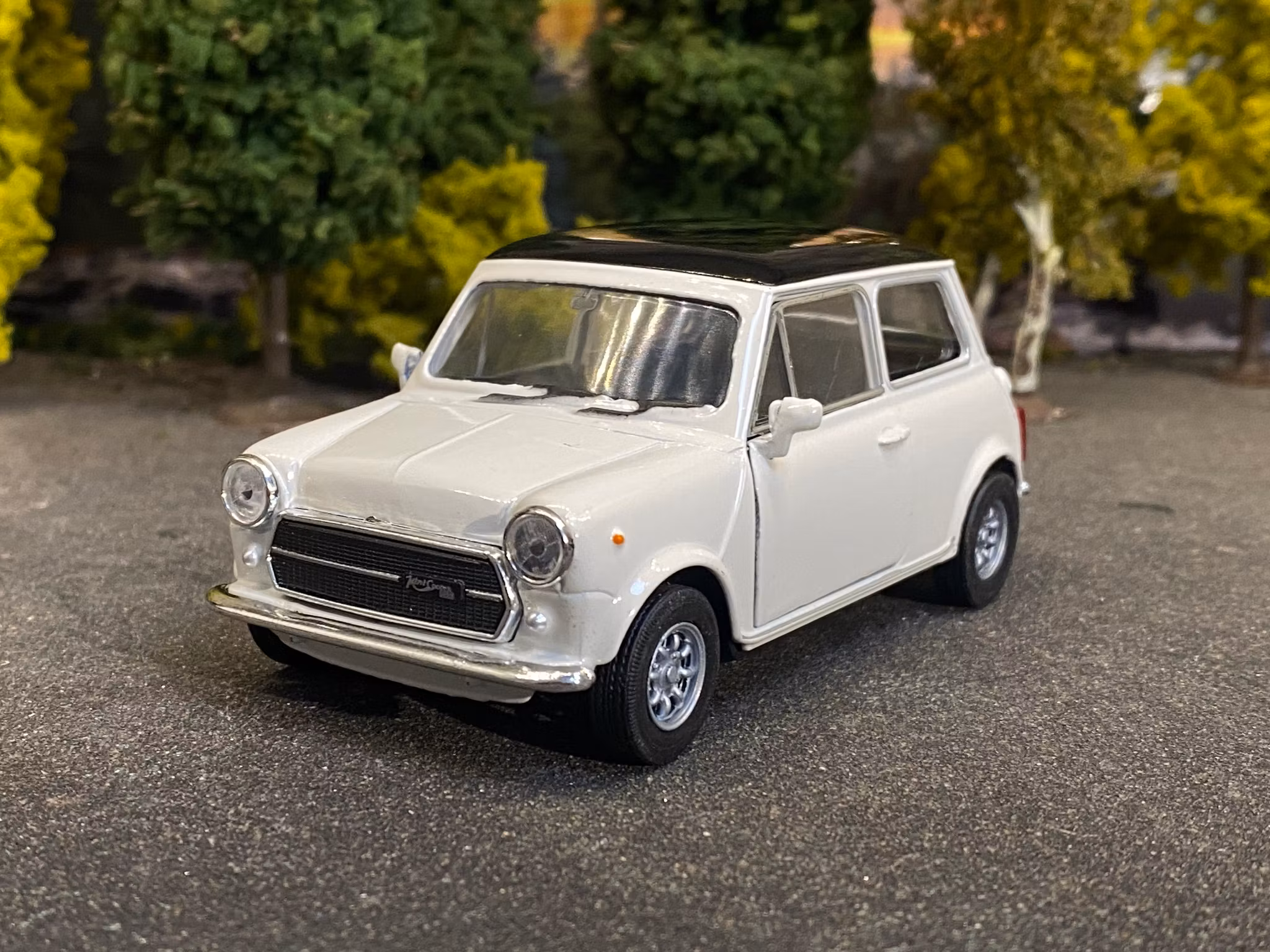 Skala 1/29 Mini Cooper 1300, White w black roof fr Nex models / Welly