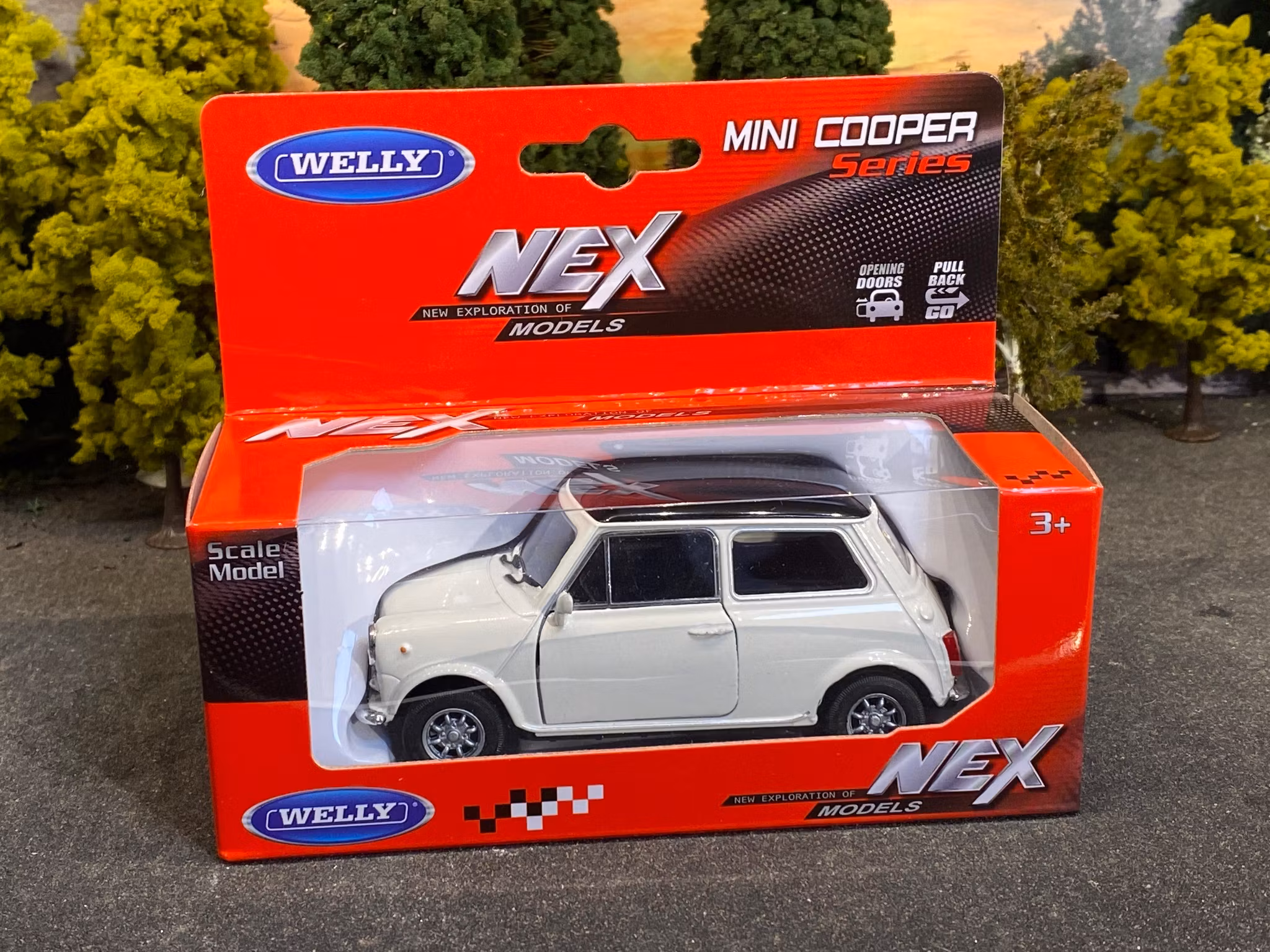 Skala 1/29 Mini Cooper 1300, White w black roof fr Nex models / Welly