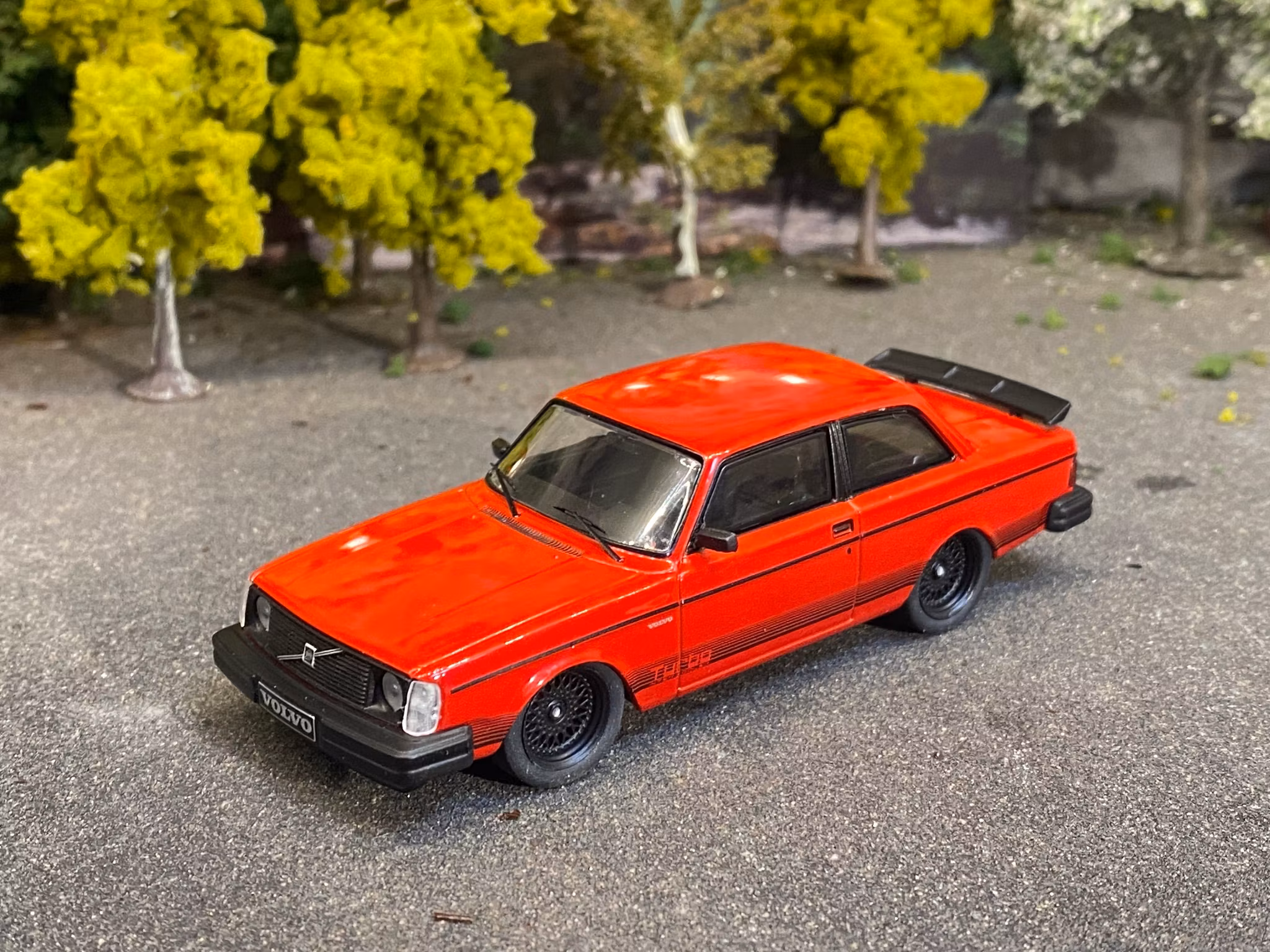 Skala 1/43 Volvo 242 (240) Custom, red, 1980' fr IXO Models
