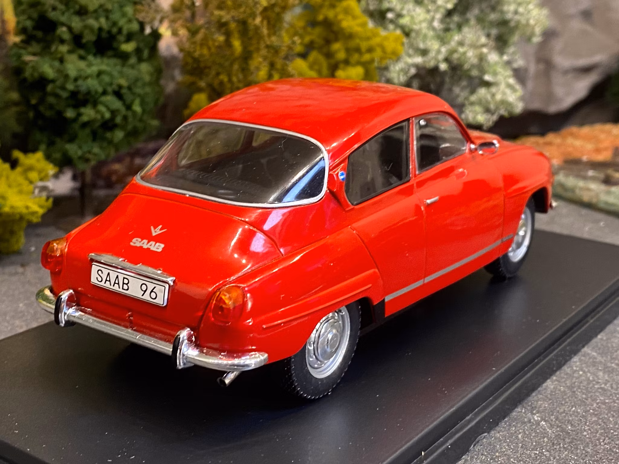 NEW! Skala 1/24 Saab 96 V4, red, 1970, red fr WhiteBox