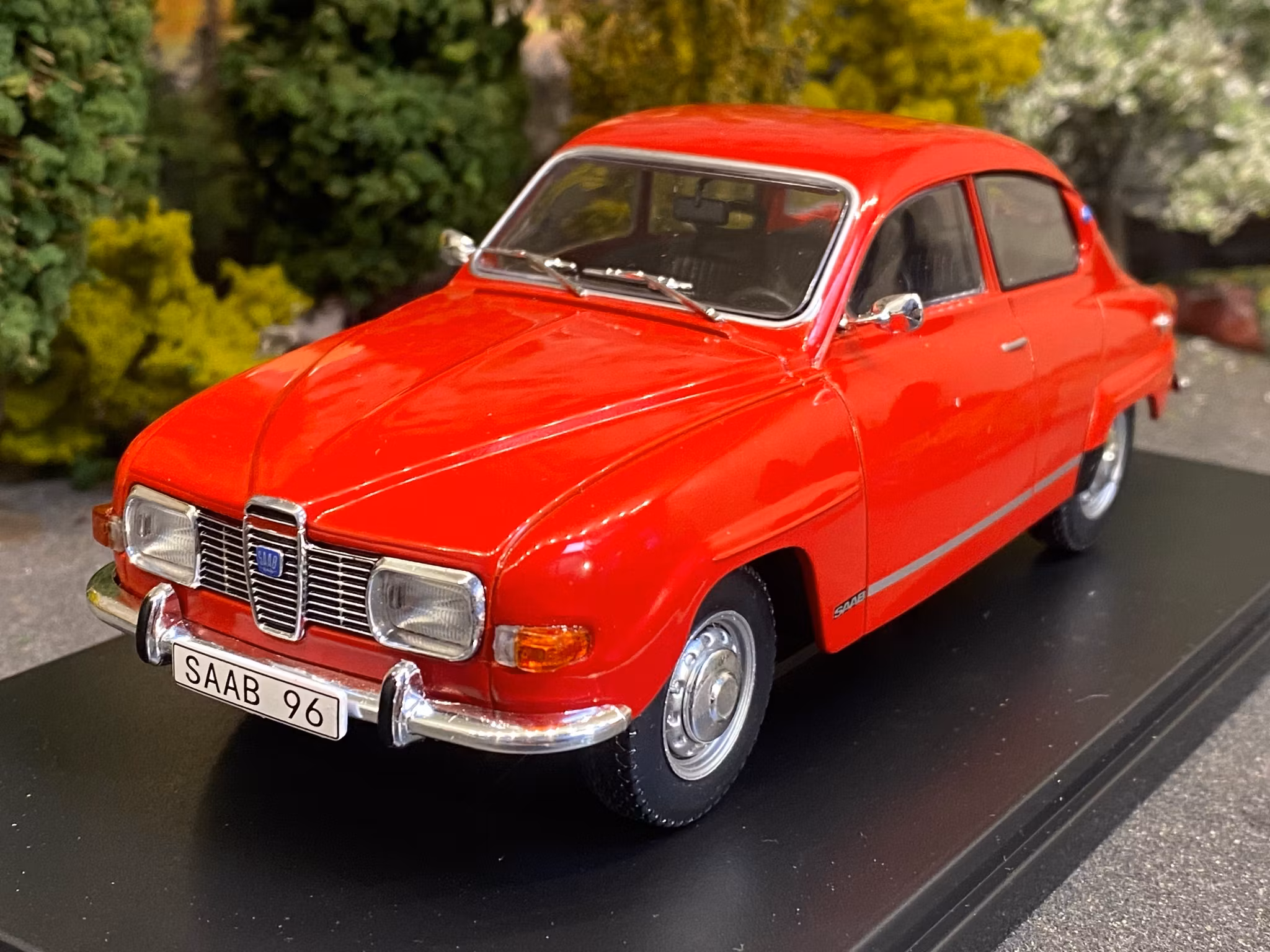 NEW! Skala 1/24 Saab 96 V4, red, 1970, red fr WhiteBox