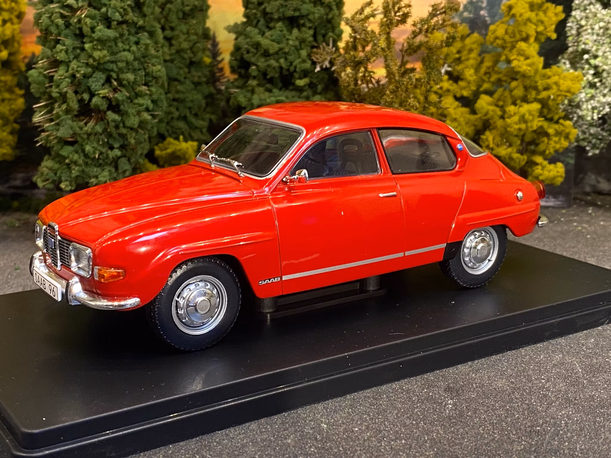NEW! Skala 1/24 Saab 96 V4, red, 1970, red fr WhiteBox
