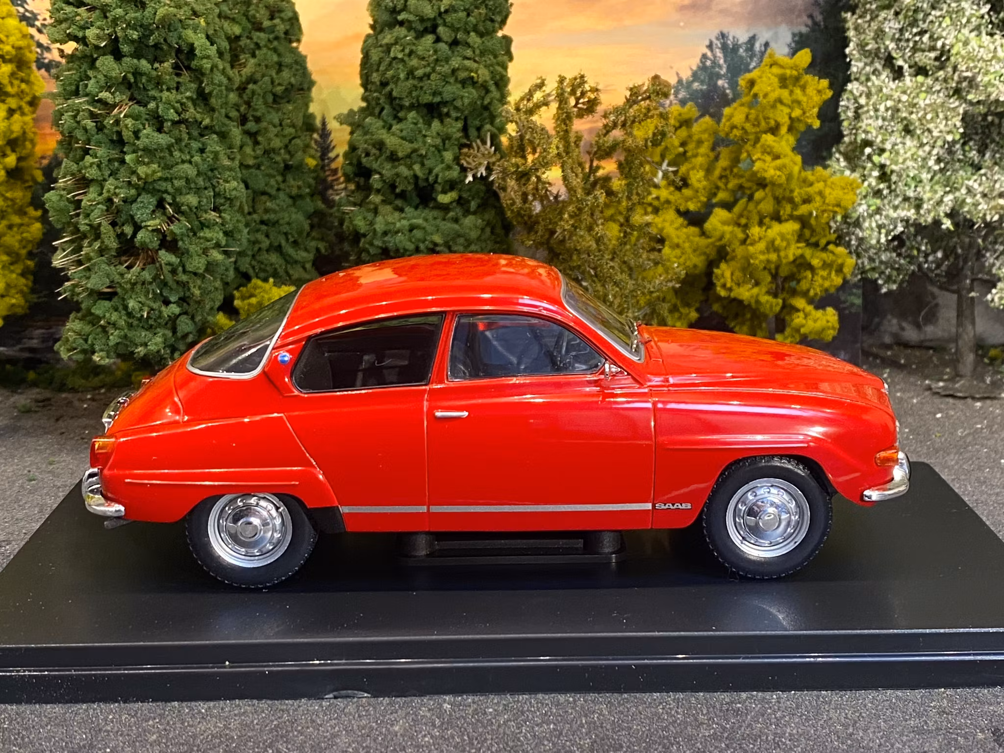 NEW! Skala 1/24 Saab 96 V4, red, 1970, red fr WhiteBox