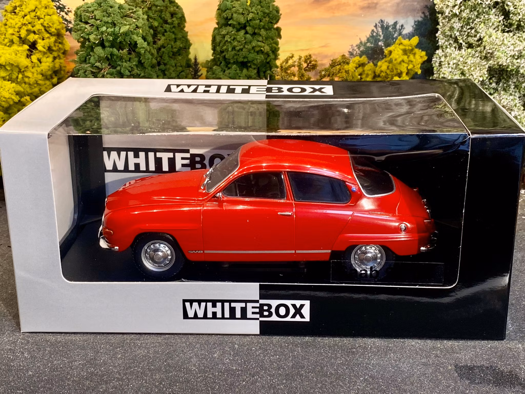 NEW! Skala 1/24 Saab 96 V4, red, 1970, red fr WhiteBox
