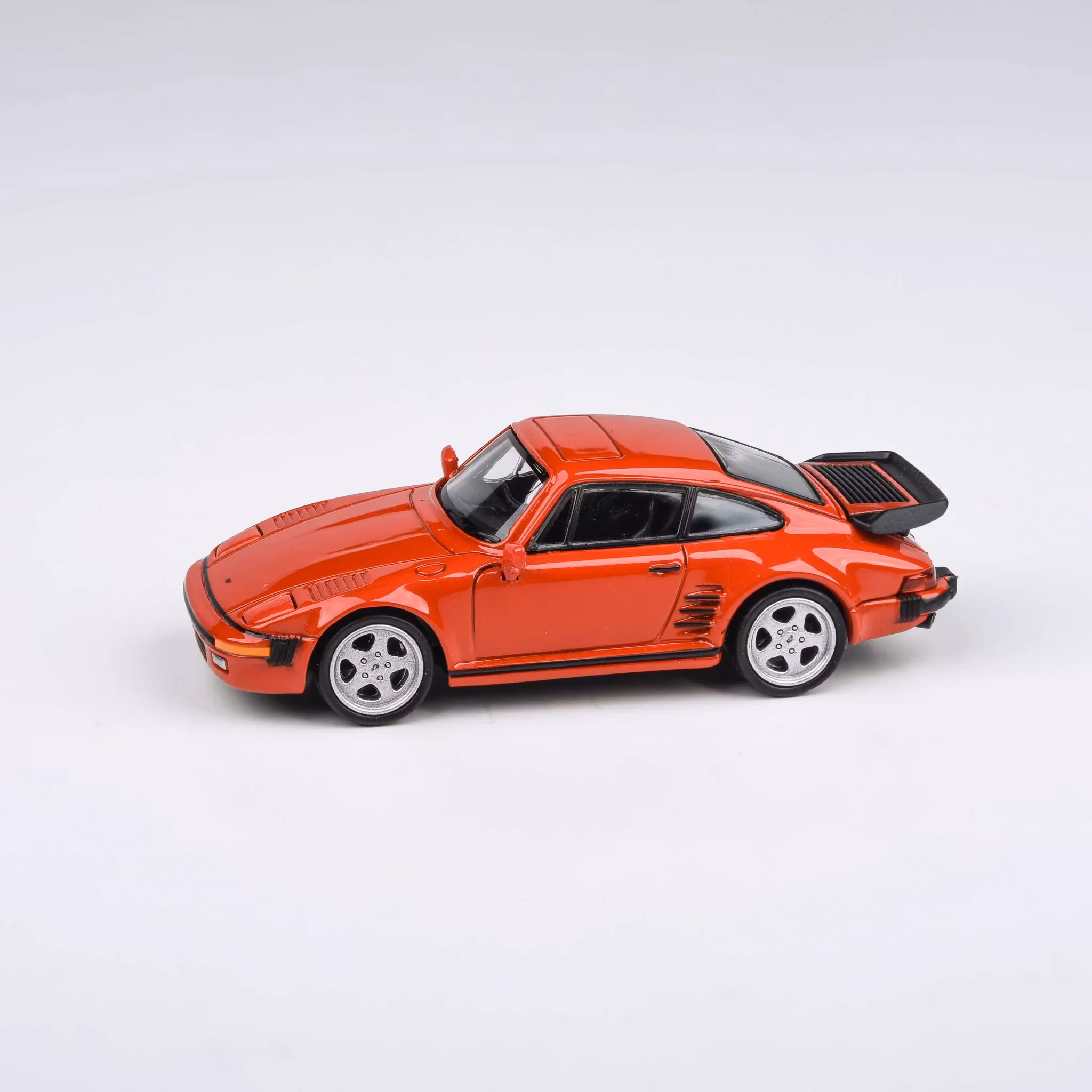 Skala 1/64 1986 RUF BTR Blossom Slantnose, Guards Red fr Para64
