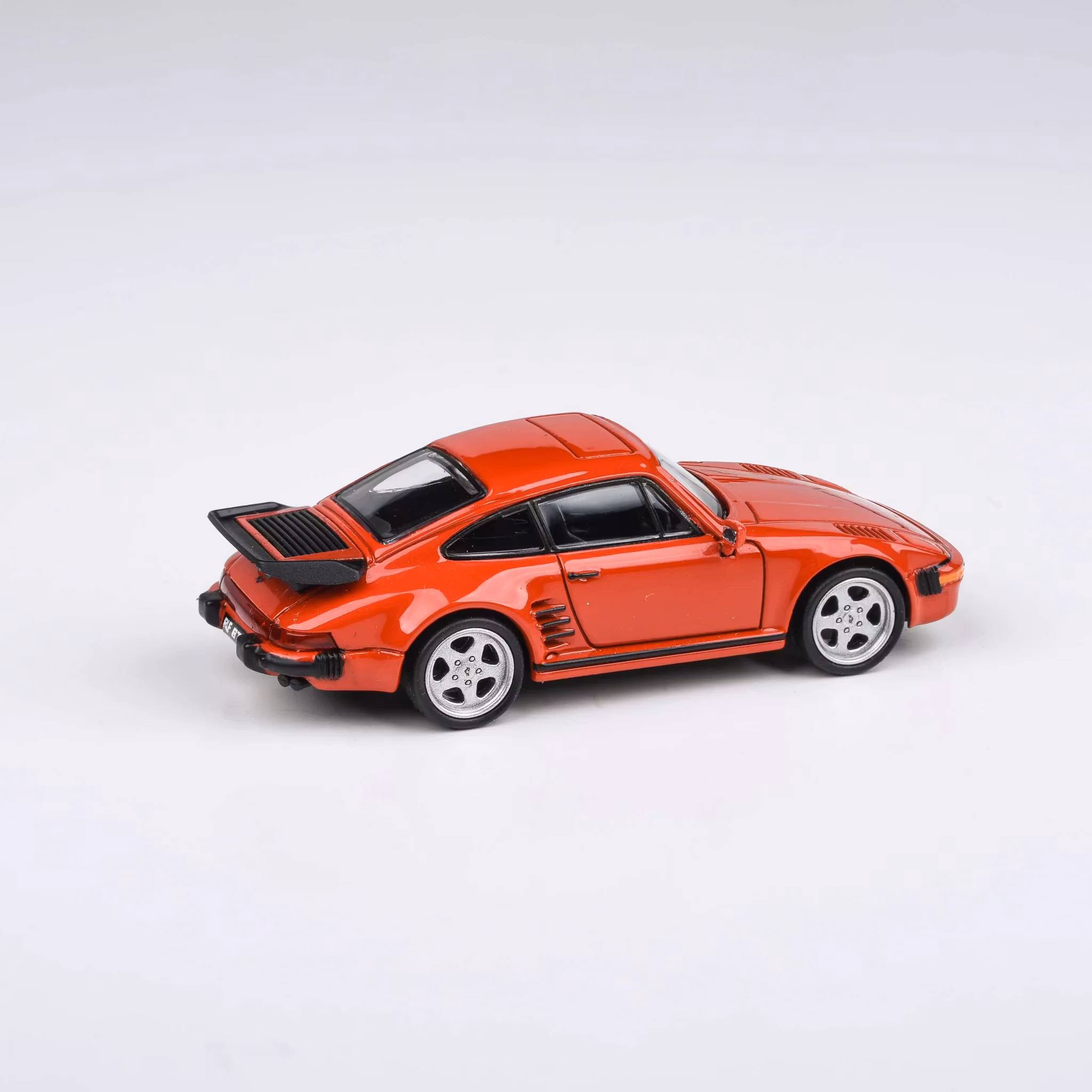 Skala 1/64 1986 RUF BTR Blossom Slantnose, Guards Red fr Para64