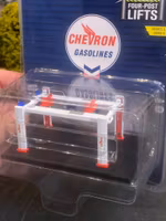 Skala 1/64 Four-Post lift / Fyrpelarlyft "Chevron Gasolines", Series 5 fr Greenlight