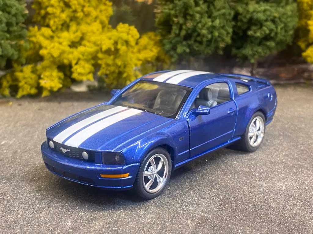 Skala 1/36 Ford Mustang 2006, Blue w white stripes fr Kinsmart