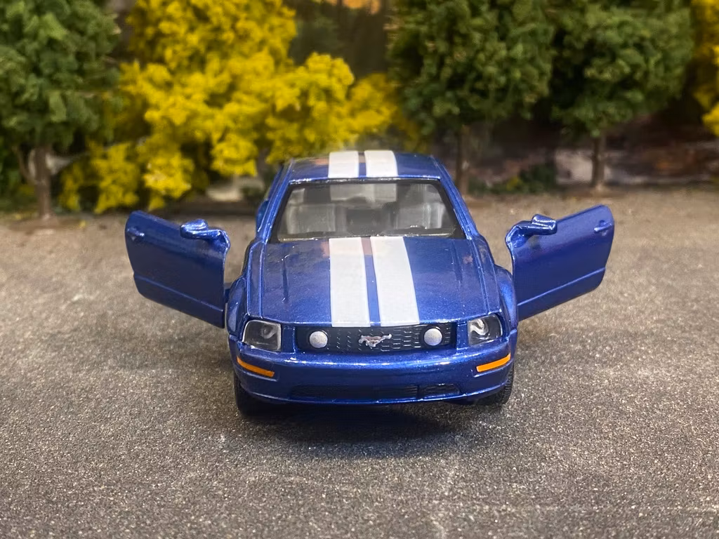 Skala 1/36 Ford Mustang 2006, Blue w white stripes fr Kinsmart