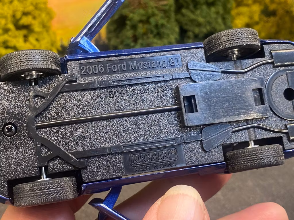 Skala 1/36 Ford Mustang 2006, Blue w white stripes fr Kinsmart