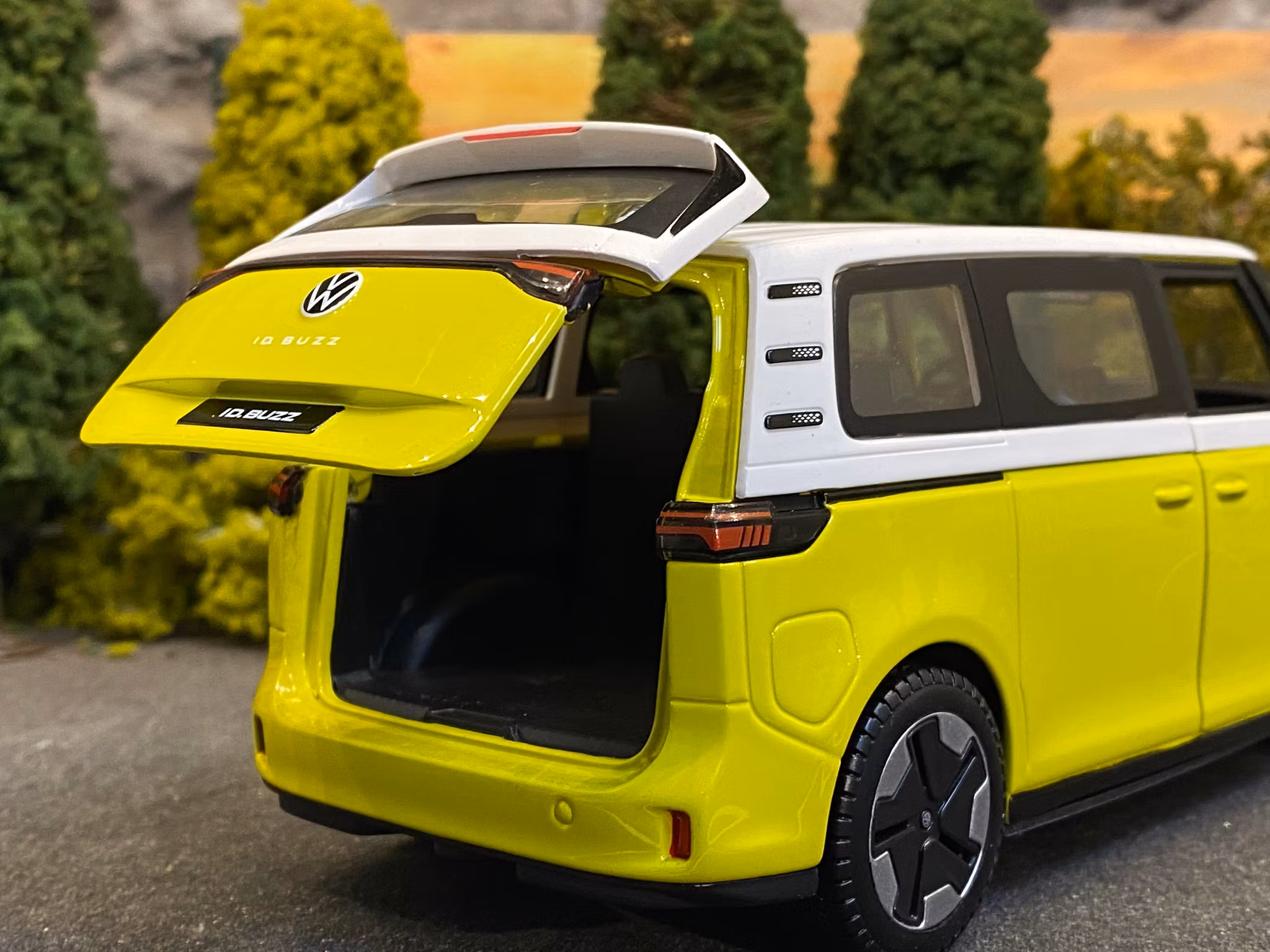 Skala 1/24 Volkswagen ID-Buzz, Yellow/White fr Maisto Special Edition