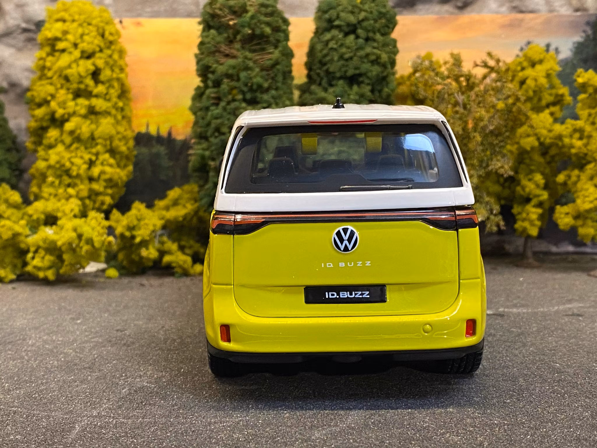Skala 1/24 Volkswagen ID-Buzz, Yellow/White fr Maisto Special Edition