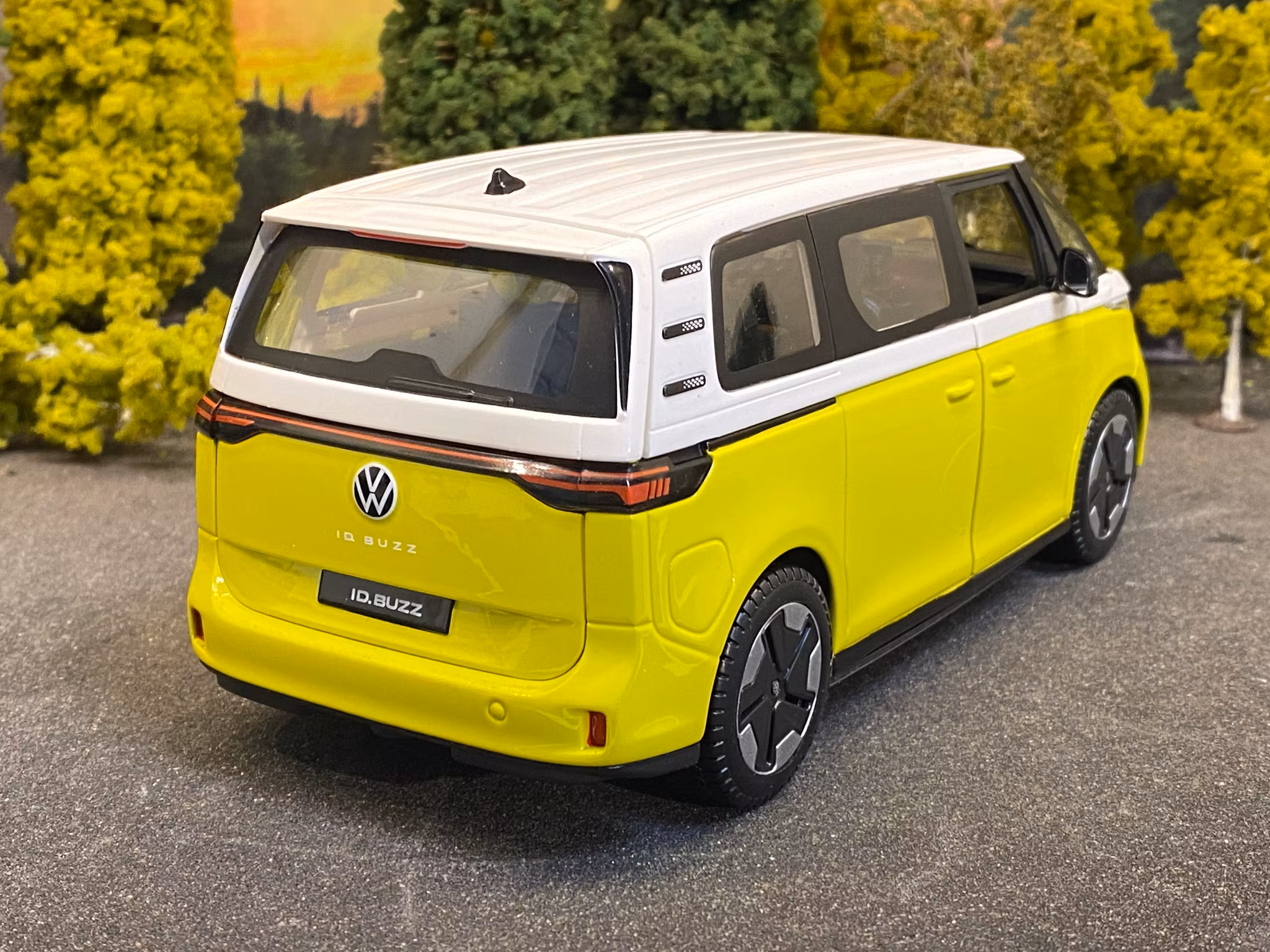 Skala 1/24 Volkswagen ID-Buzz, Yellow/White fr Maisto Special Edition