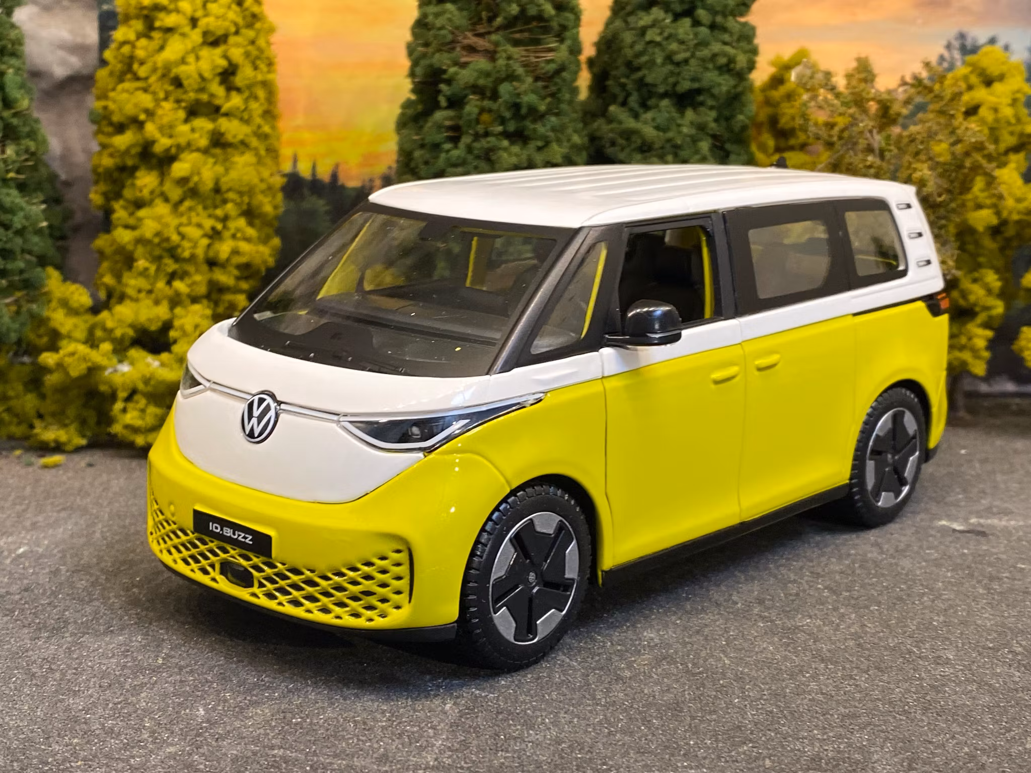 Skala 1/24 Volkswagen ID-Buzz, Yellow/White fr Maisto Special Edition