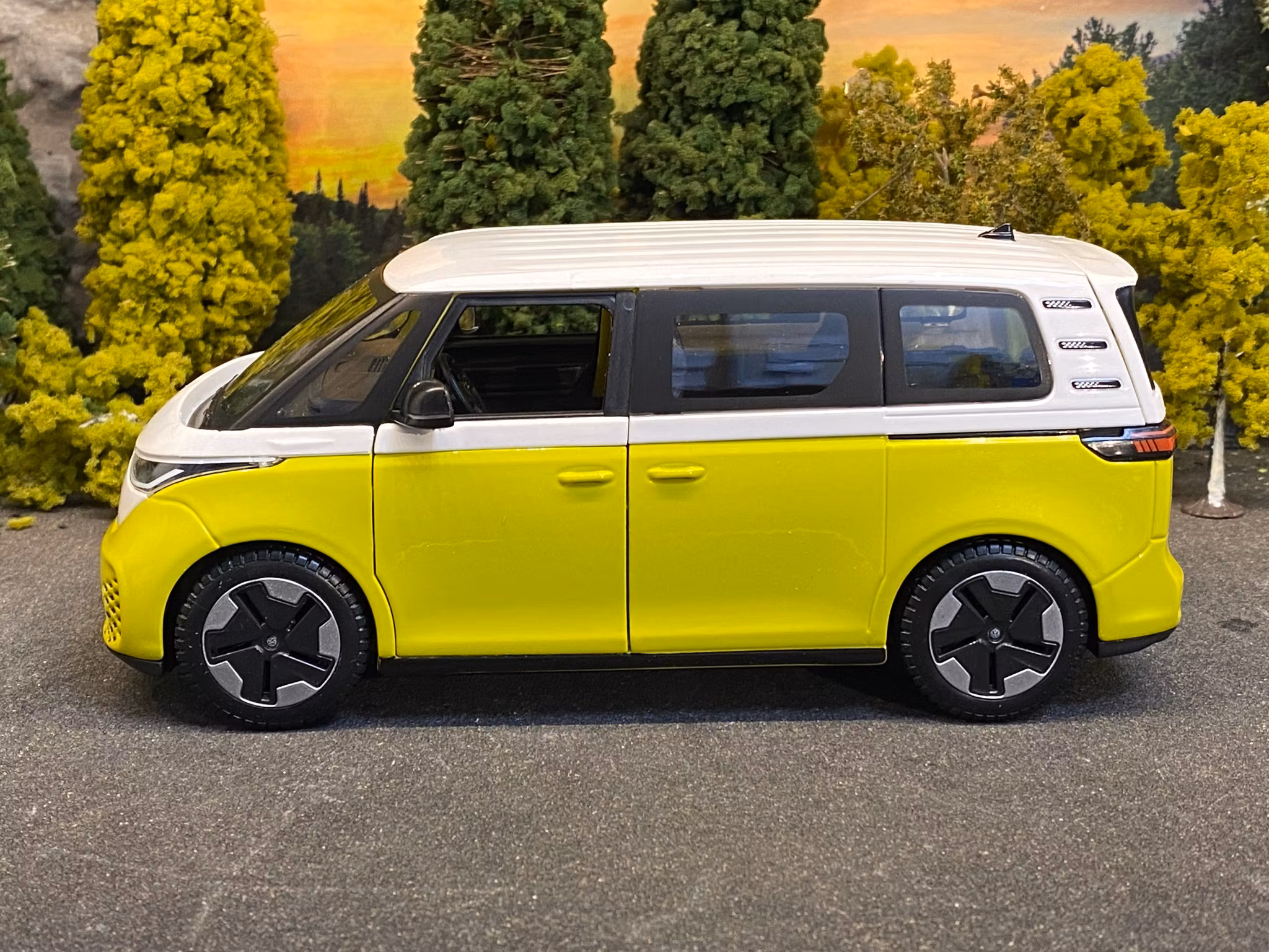 Skala 1/24 Volkswagen ID-Buzz, Yellow/White fr Maisto Special Edition