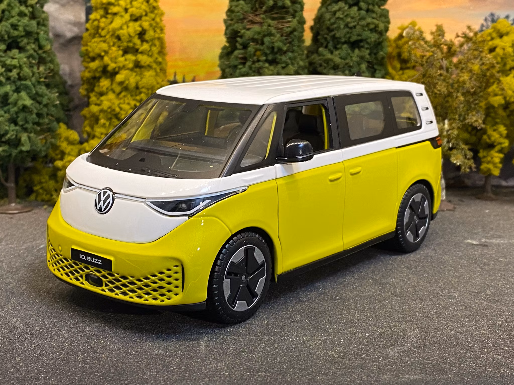 Skala 1/24 Volkswagen ID-Buzz, Yellow/White fr Maisto Special Edition