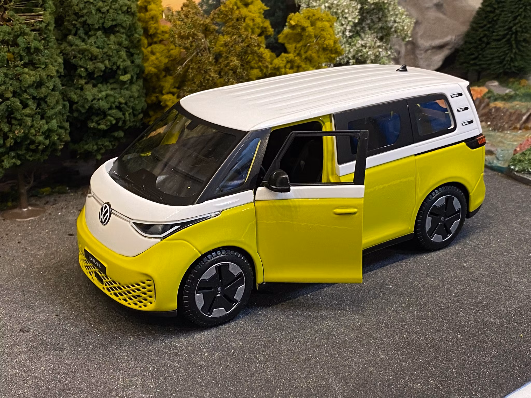 Skala 1/24 Volkswagen ID-Buzz, Yellow/White fr Maisto Special Edition