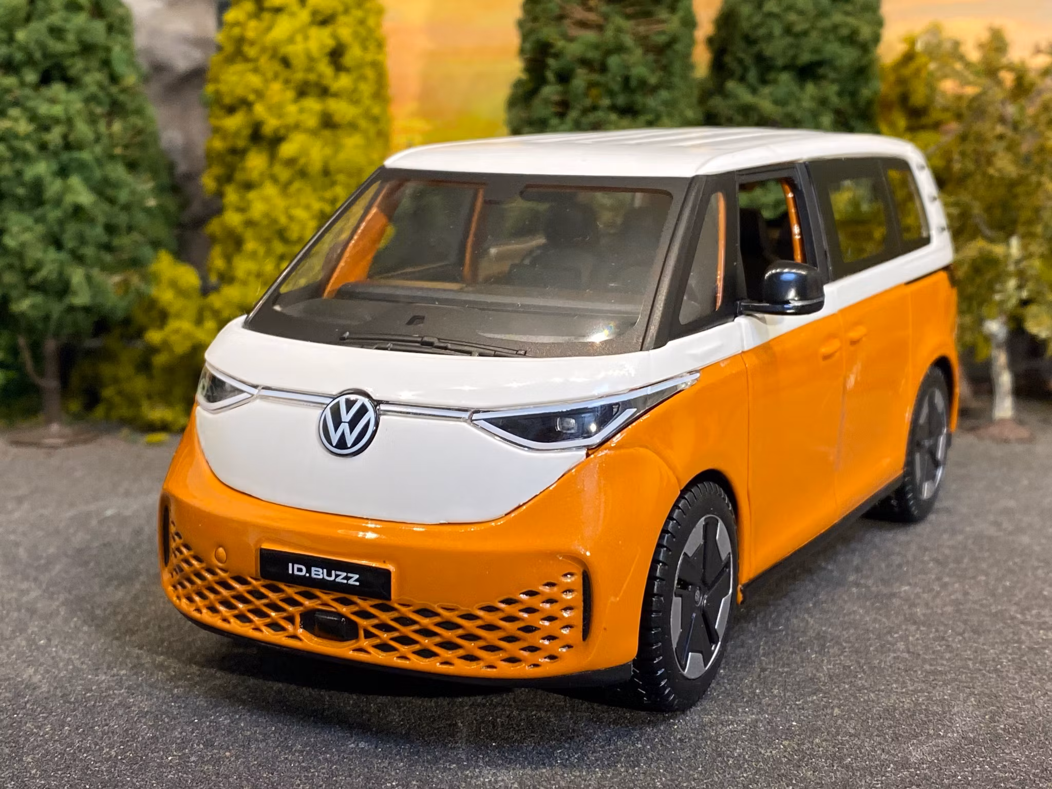 Skala 1/24 Volkswagen ID-Buzz, Orange/White fr Maisto Special Edition