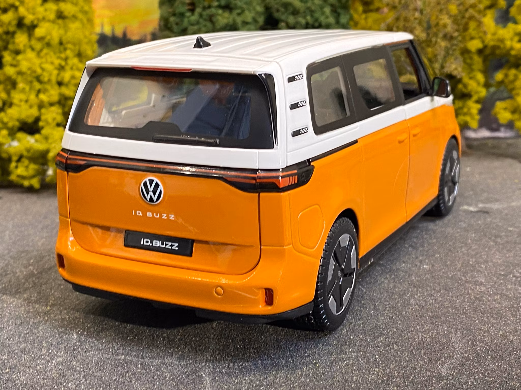 Skala 1/24 Volkswagen ID-Buzz, Orange/White fr Maisto Special Edition