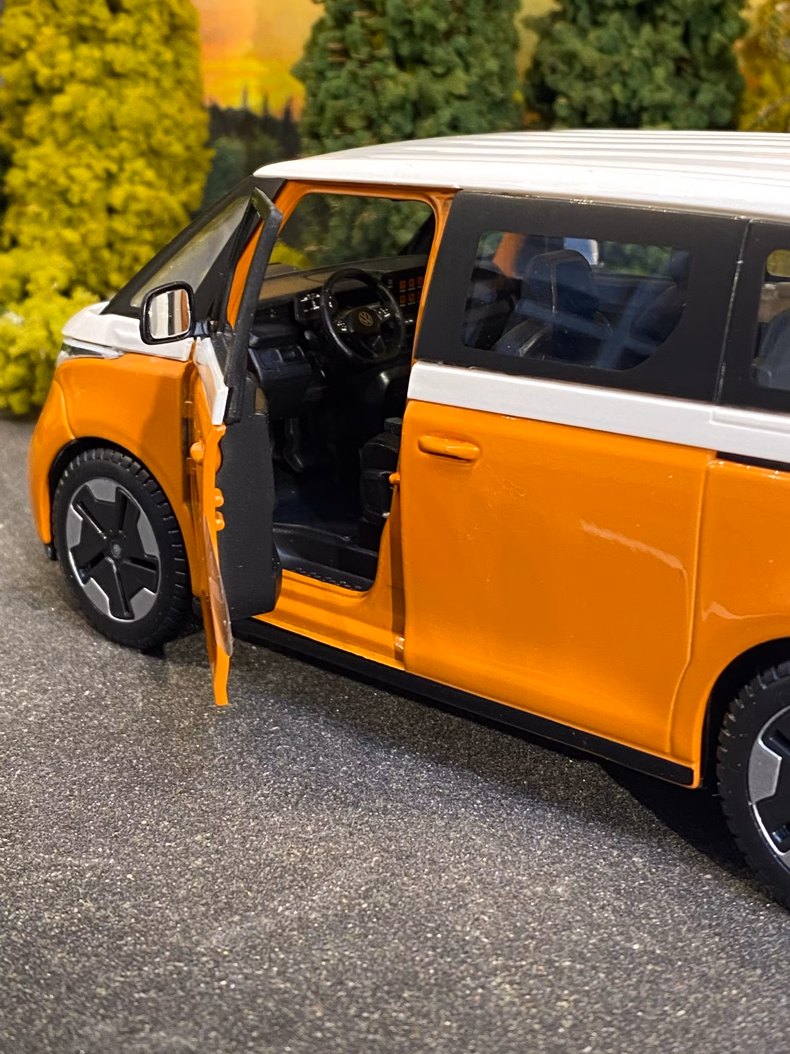 Skala 1/24 Volkswagen ID-Buzz, Orange/White fr Maisto Special Edition