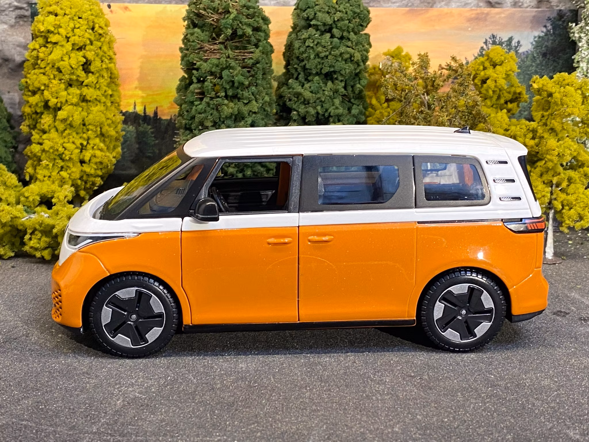 Skala 1/24 Volkswagen ID-Buzz, Orange/White fr Maisto Special Edition