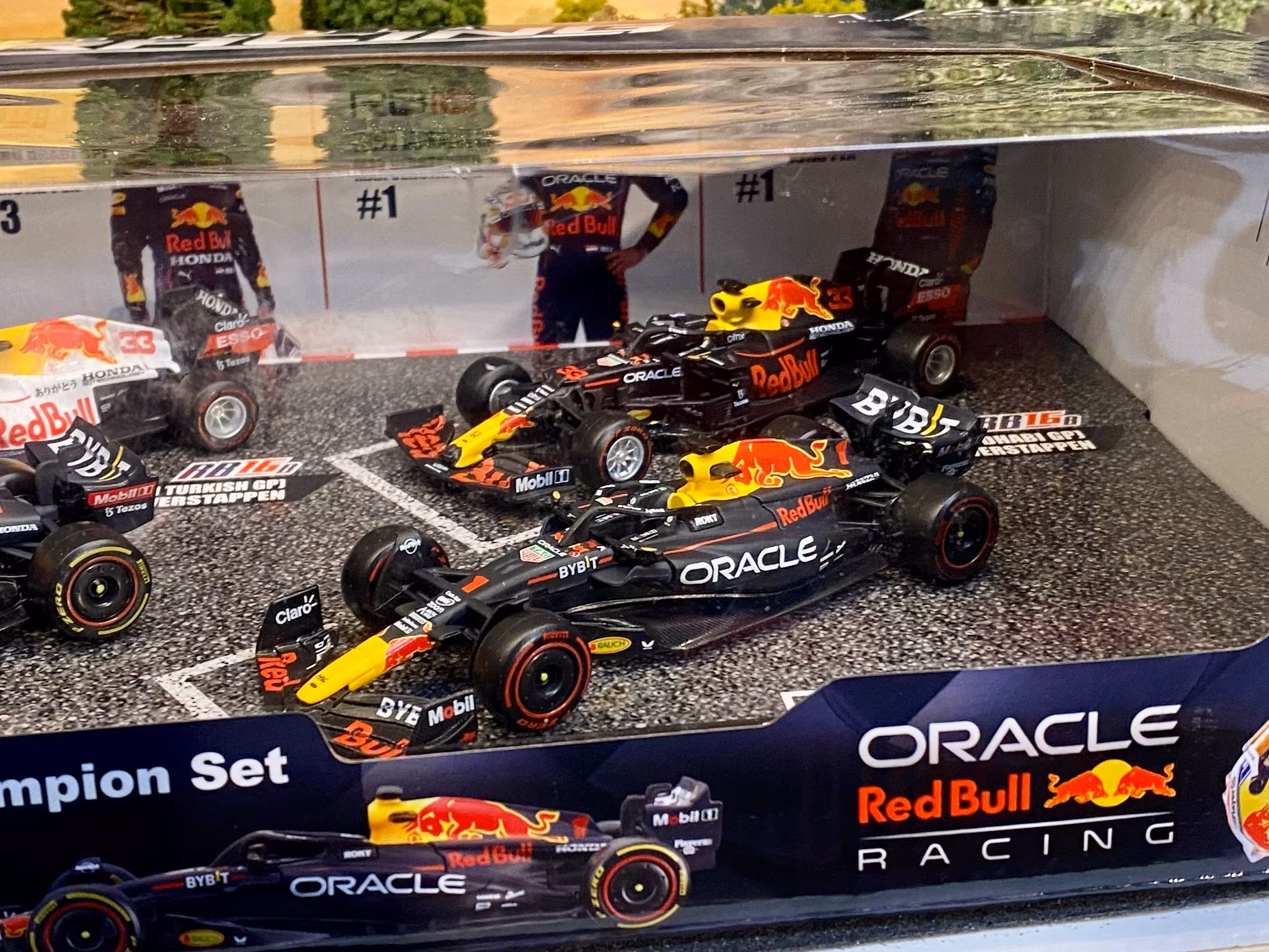 Skala 1/43 Set w 4 cars, Red Bull World Champion Set - Formula Racing fr Bburago 38052