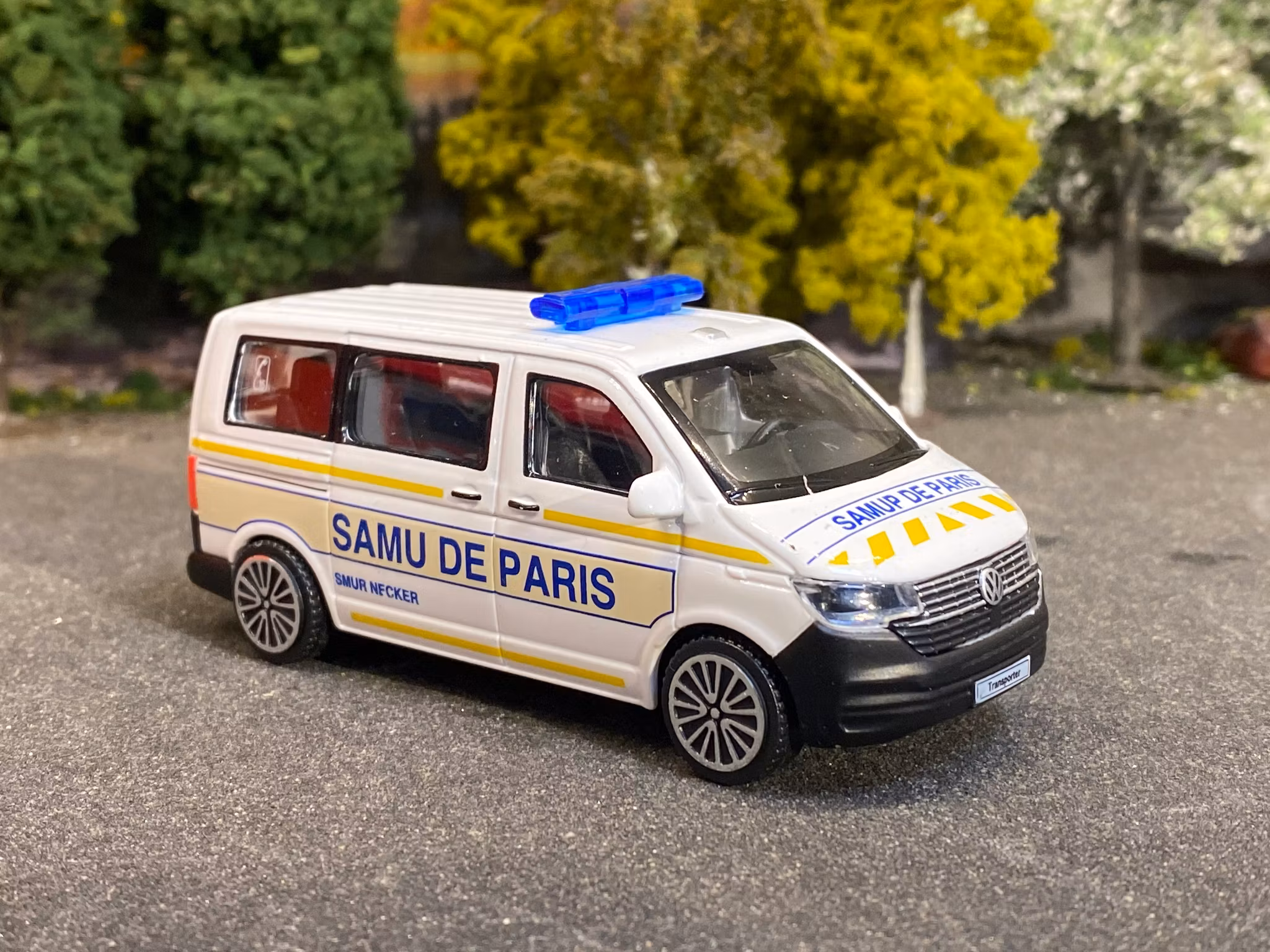 Skala 1/43 VW Transporter/Multivan VW T6.1 "Samu de Paris" fr Bburago