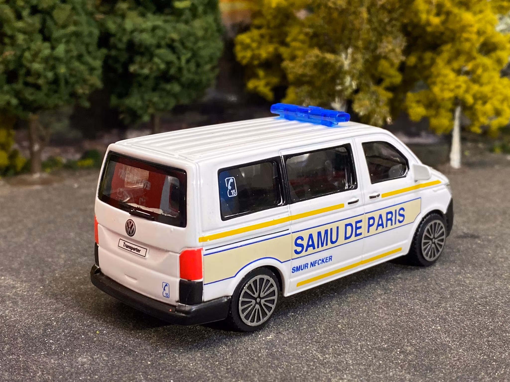 Skala 1/43 VW Transporter/Multivan VW T6.1 "Samu de Paris" fr Bburago