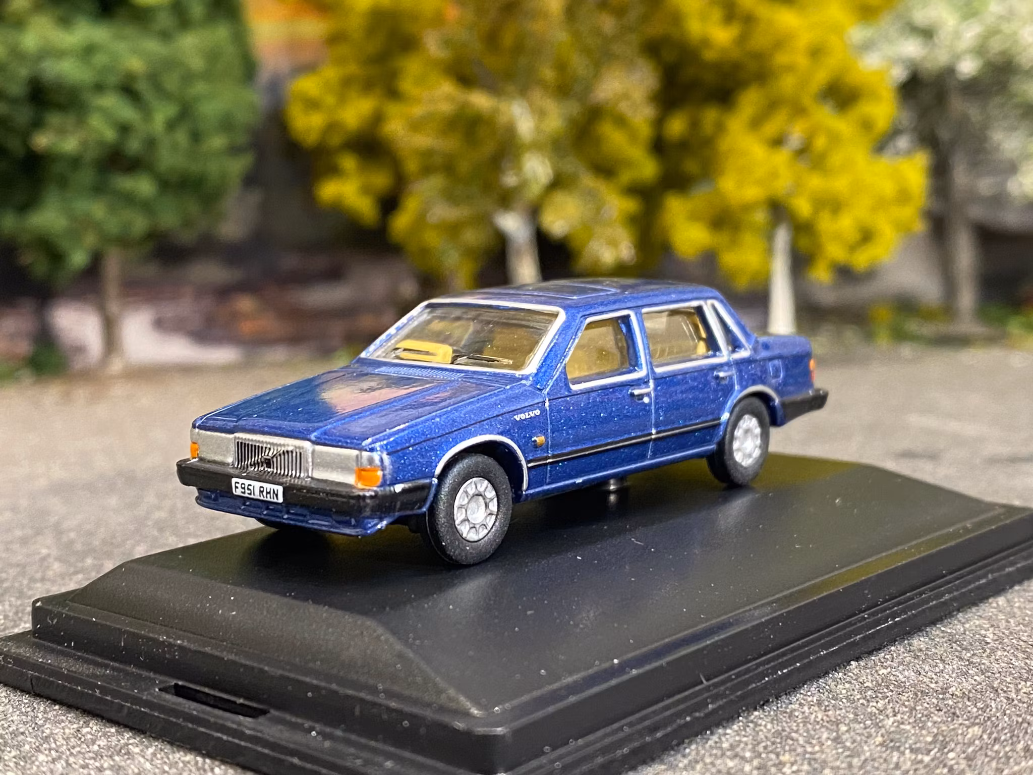 Skala 1/76 Volvo 760, blue metallic fr Oxford