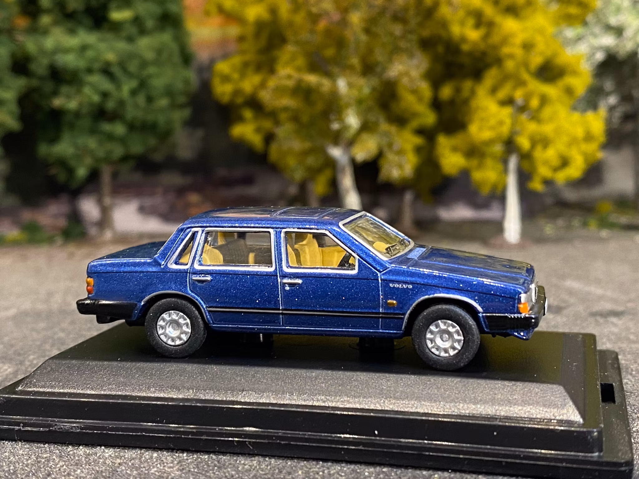 Skala 1/76 Volvo 760, blue metallic fr Oxford