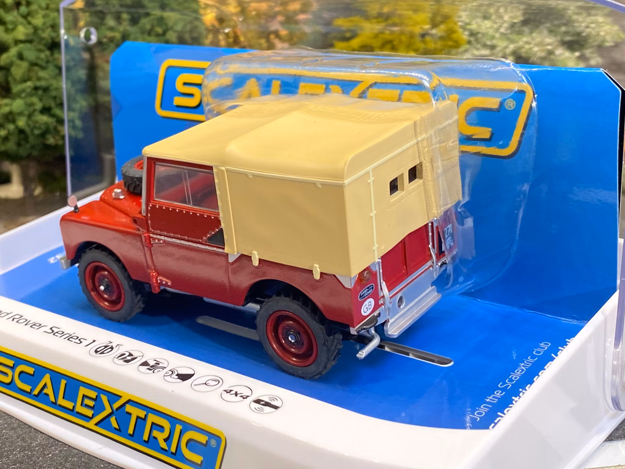 Skala 1/32 Analogue Scalextric Slot Car: Land Rover Series 1, poppy red