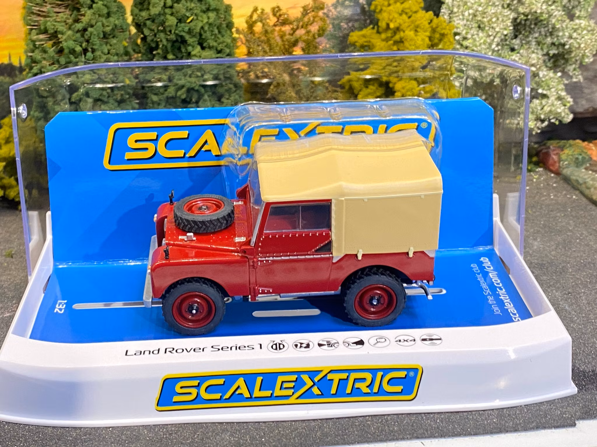 Skala 1/32 Analogue Scalextric Slot Car: Land Rover Series 1, poppy red