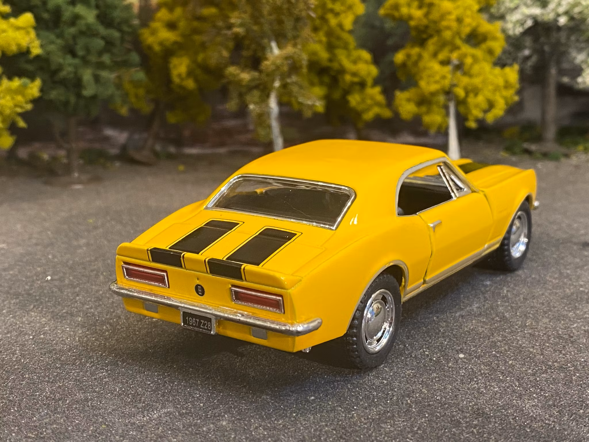 Skala 1/37 Chevrolet Camaro 1967, Yellow w stripes fr Kinsmart