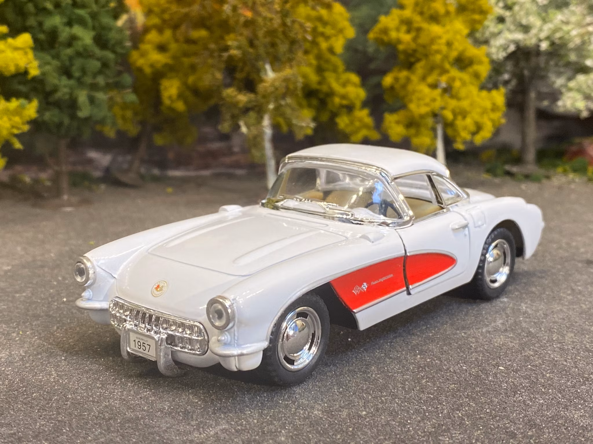 Skala 1/34 Chevrolet Camaro 1957, White / Red fr Kinsmart