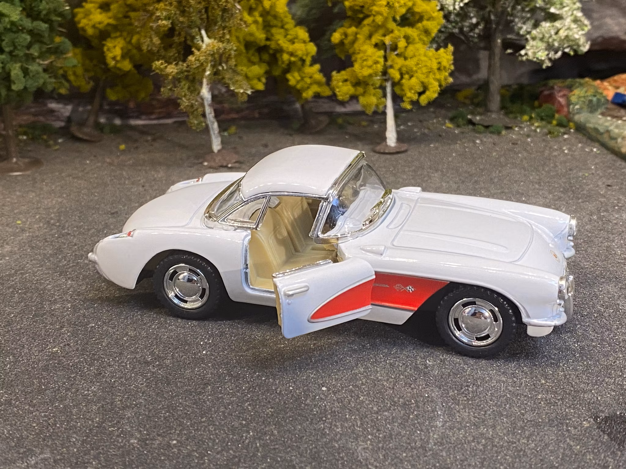 Skala 1/34 Chevrolet Camaro 1957, White / Red fr Kinsmart