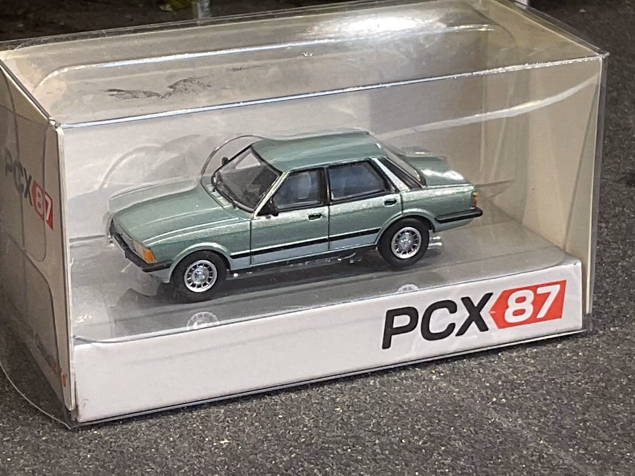 Skala 1/87 - Ford Taunus TC3 Favorit, met l green fr PCX87