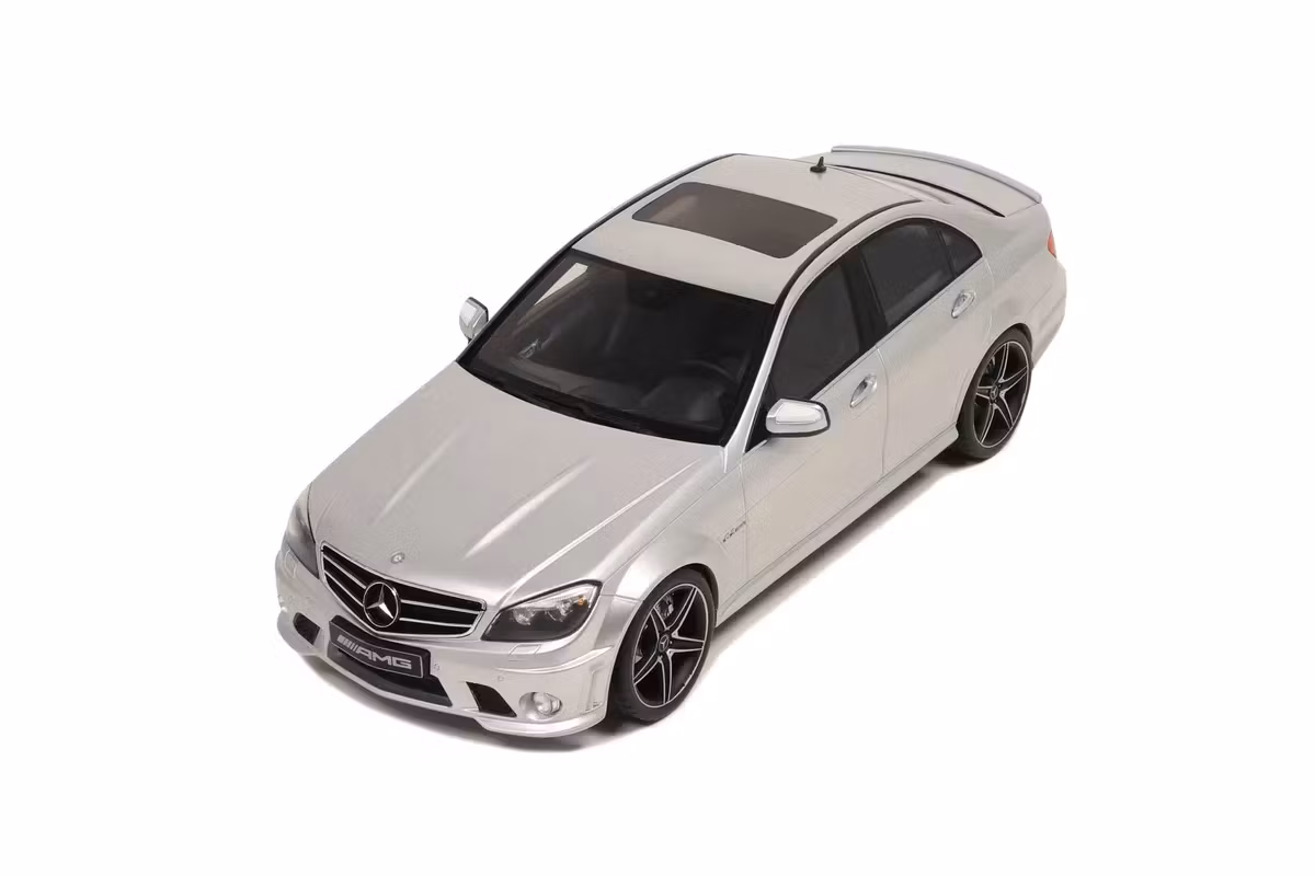 Skala 1/18 MERCEDES-BENZ C63 AMG SILVER (GT462) fr GT Spirit