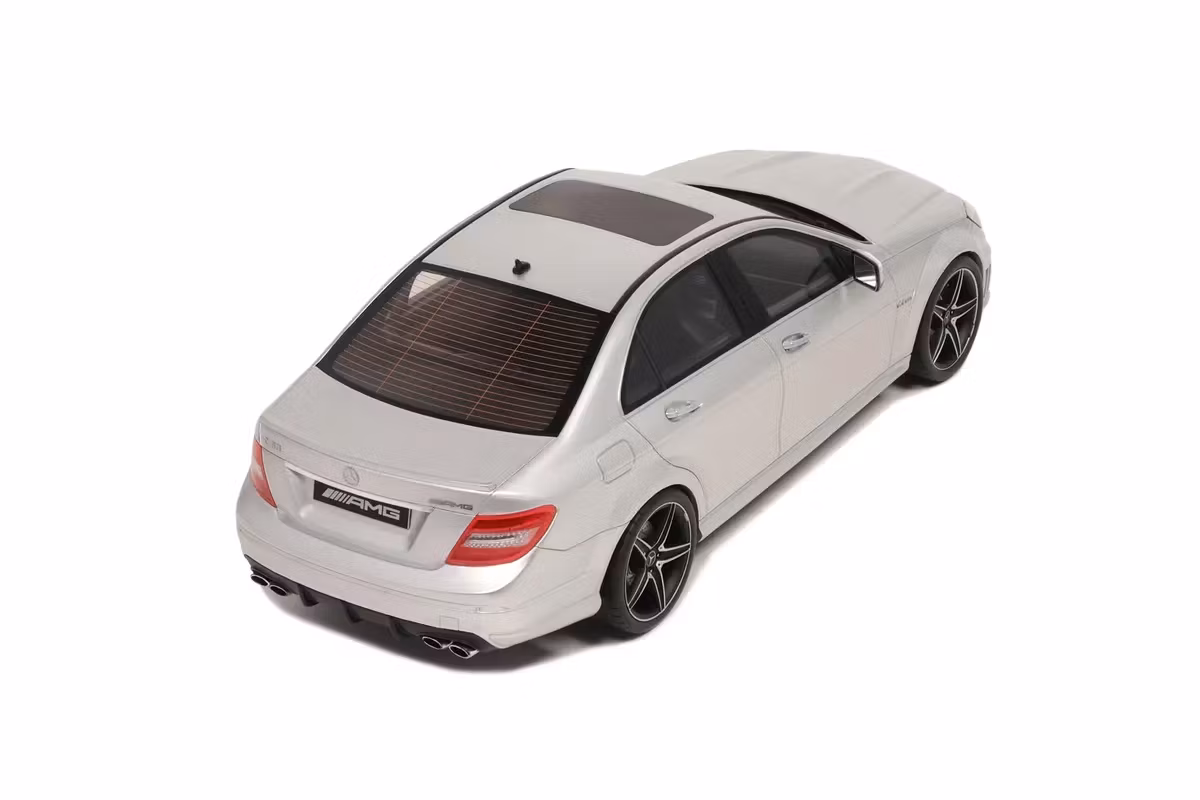 Skala 1/18 MERCEDES-BENZ C63 AMG SILVER (GT462) fr GT Spirit
